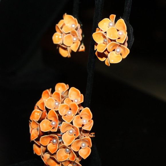 Beautiful Enamel and baby pearls adorn this brooch & clip back earrings - Picture 6 of 16